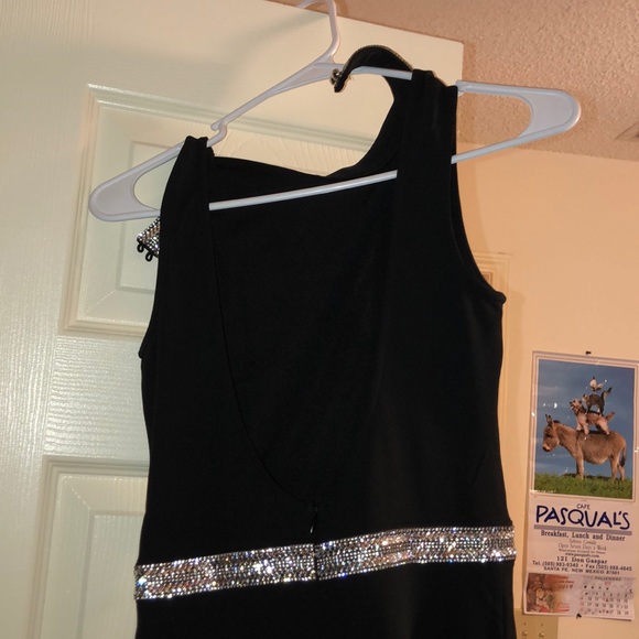 Black gown - Picture 4 of 4